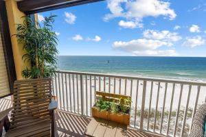 奥兰治比奇Summer House 901A by ALBVR - Gorgeous Beachfront Corner Condo with Incredible Views的享有海滩和海洋美景的阳台。