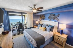 奥兰治比奇Summer House 901A by ALBVR - Gorgeous Beachfront Corner Condo with Incredible Views的一间卧室设有一张床,享有海景