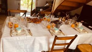 拉图尔德萨尔瓦尼LA MAISON D'IVONA的一张桌子,上面有白色的桌布和食物