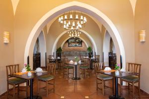 赫尔格达马卡迪萨拉亚杰斯度假村的一间带桌椅和吊灯的用餐室