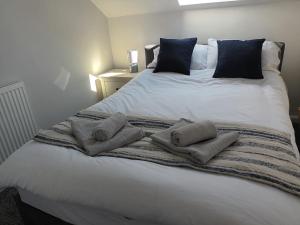 斯塔福德First Floor One bedroom Apartment Quiet Location in Stafford的一张带两个枕头的大白色床