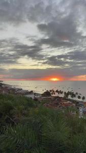 马拉戈日Pousada Alto do Cruzeiro的海滩上的日落,城市和海洋