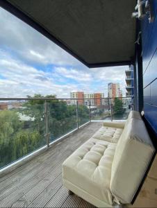 伦敦1 bedroom apartment的阳台客厅配有沙发