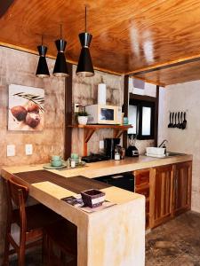 埃尔库约Xtambaa Cabins & Spa Only Adults的厨房配有桌子和台面