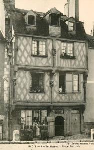 布鲁瓦Maison des Acrobates的一张带窗户的大建筑的旧照片