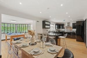 法利5 Star Lux Coastal Gem - Indoor Heated Pool - Pets的厨房以及带桌椅的起居室。