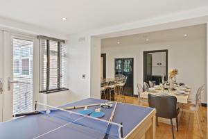 法利5 Star Lux Coastal Gem - Indoor Heated Pool - Pets的一间带乒乓球桌的客厅和一间餐厅