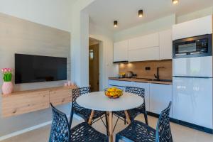 茨雷斯Apartments Ivanka Cres的厨房配有桌椅和电视。