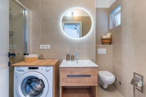 茨雷斯Apartments Ivanka Cres的一间带洗衣机和水槽的浴室