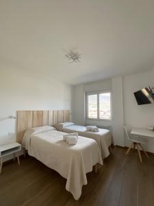 奥斯塔Settimo Cielo Apartment Aosta CIR 0199的一间卧室配有两张床、一张桌子和一个水槽