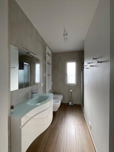 奥斯塔Settimo Cielo Apartment Aosta CIR 0199的带浴缸、卫生间和盥洗盆的浴室
