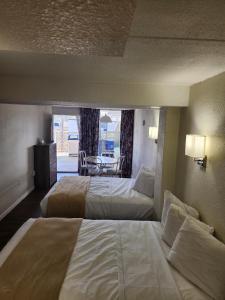 威尔伍德克拉斯特Yankee Clipper Resort Motel的酒店客房设有两张床和一张桌子。