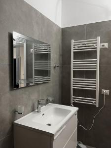 都拉斯Albanian Traditions Legacy的一间带水槽和镜子的浴室