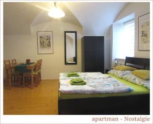 摩拉瓦河畔韦塞利Apartmán U Kostela的一间卧室配有一张床,另一间用餐室配有桌子