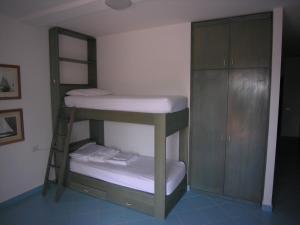 奥尔比亚Residence Le Terrazze的双层床间 - 带双层床和梯子