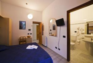 伊斯基亚瑞瓦德尔索酒店的一间酒店客房 - 带一张床和一间浴室