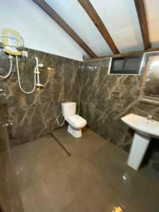 拜蒂克洛Garden Oasis with 1 Bedroom & 1 Bathroom的一间带卫生间和水槽的浴室