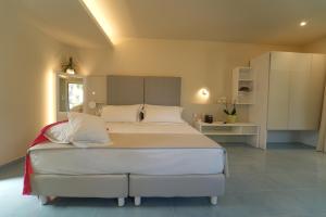 梵蒂冈角伊登村公寓式酒店的一间卧室,卧室内配有一张大床
