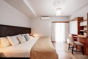 布宜诺斯艾利斯5411 索豪酒店的一间卧室配有一张大床和一张书桌
