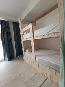 卢戈Bretema的一间卧室配有两张双层床。