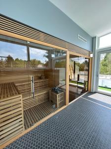 希欧福克Villa Bauhaus Dream Deluxe T的客房设有带大型玻璃窗的桑拿浴室。