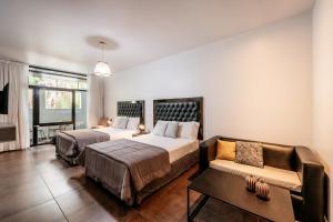 布宜诺斯艾利斯5411 索豪酒店的一间带两张床和一张沙发的卧室