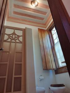 瓦索拉斯大瀑布农家旅馆的浴室设有门、卫生间和窗户。
