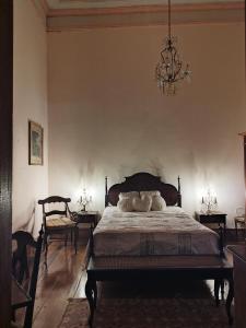 瓦索拉斯大瀑布农家旅馆的一间卧室,配有一张带两个泰迪熊的床