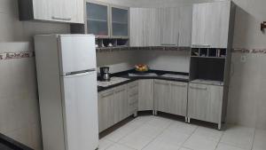 伊塔尼亚恩Casa Sol & Mar的小厨房配有白色冰箱和橱柜