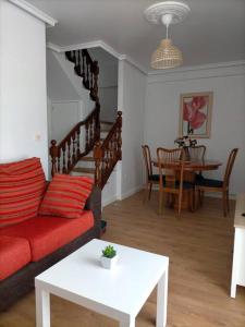 拉赫Piso Sol的客厅配有红色的沙发和桌子