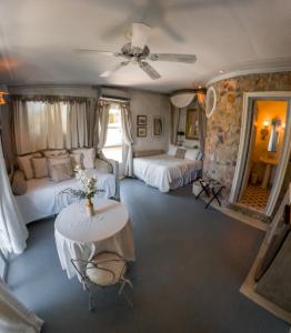 塔沃加卡普里科萨别墅的大房间设有两张床和一张桌子