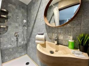 布达佩斯Charming studio shared rooftop terrace/Jacuzzi 360 view的一间带水槽和镜子的浴室