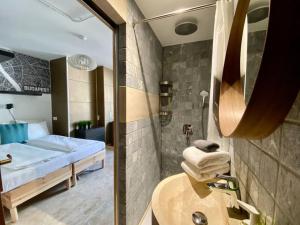 布达佩斯Charming studio shared rooftop terrace/Jacuzzi 360 view的客房内的浴室设有床和水槽