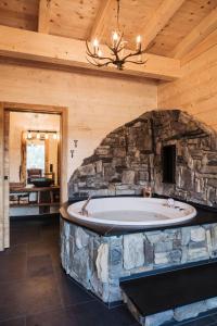 VorraRomantikchalet的大型石质客房设有大浴缸。
