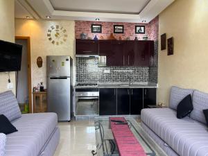 马拉喀什Dar laabi的一间带两张沙发的客厅和一间厨房