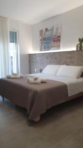 巴勒瑟CASA DI PATTY的一间卧室配有一张大床和两条毛巾