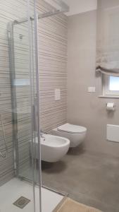 巴勒瑟CASA DI PATTY的浴室配有卫生间、盥洗盆和淋浴。