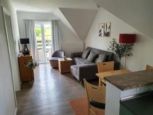 Lütow桑德拉公寓的客厅配有沙发和桌子