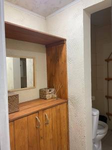 DebedDebatoun的一间带镜子和卫生间的浴室