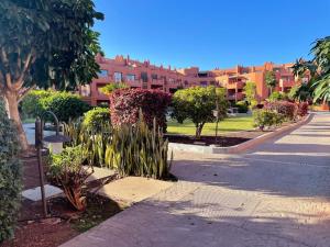 拉特吉塔Cozy apartment with large terrace next to the pool的城市街道上树木和植物林立的公园