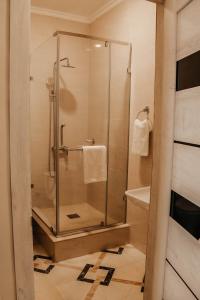 阿拉木图Aura Almaty的浴室里设有玻璃门淋浴