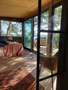 fjord : oslo的客房享有带窗户的客房的景致。