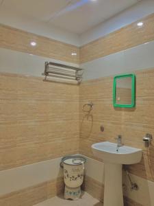 阿姆利则Hotel Sukhman Residency的一间带水槽和卫生间的浴室