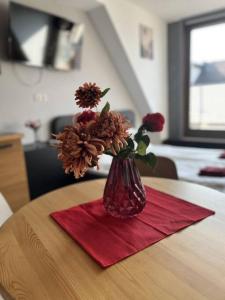 布达佩斯Sunny/stylish rooftop home/private balcony shared jacuzzi的花瓶,坐在桌子上