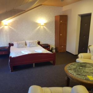 里加Maza Kalna 27的酒店客房配有一张床铺和一张桌子。