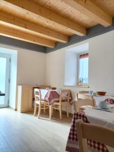 CampiCà Soldati的一间带桌椅和木制天花板的用餐室