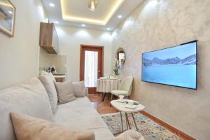 佩特罗瓦纳莫鲁Beach House的客厅配有沙发和墙上的电视