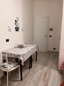 科莫Il Cortile Como Single & Double Room da Manu Hope&Toffee的一间带桌子和椅子的用餐室
