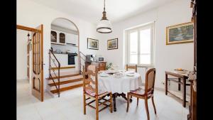 努奥罗B&B Maison Rosetta IUN-E4948的厨房以及带桌椅的用餐室。