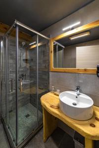卡纳泽伊Chalet Margoni的一间带水槽和淋浴的浴室